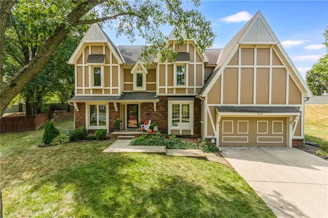 $429,999 | 7640 North Lucerne Court, Kansas City, MO 64151