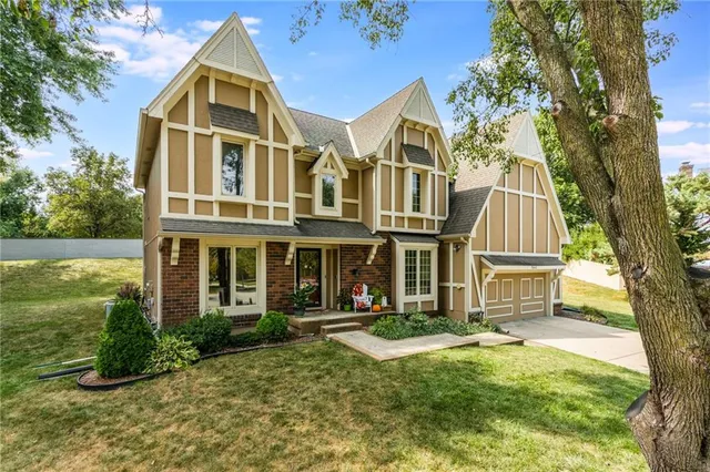 $429,999 | 7640 North Lucerne Court, Kansas City, MO 64151