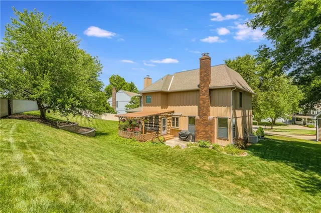 $429,999 | 7640 North Lucerne Court, Kansas City, MO 64151