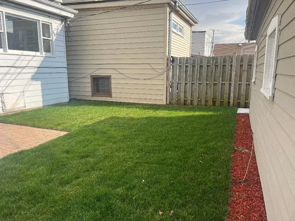 $1,975 | 5530 North Mango Avenue, Unit 2, Chicago, IL 60630