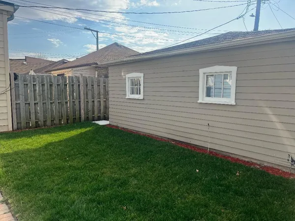 $1,975 | 5530 North Mango Avenue, Unit 2, Chicago, IL 60630