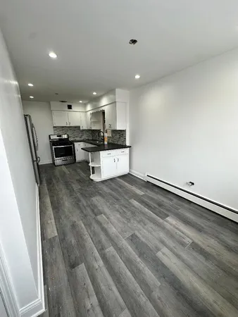 $1,975 | 5530 North Mango Avenue, Unit 2, Chicago, IL 60630