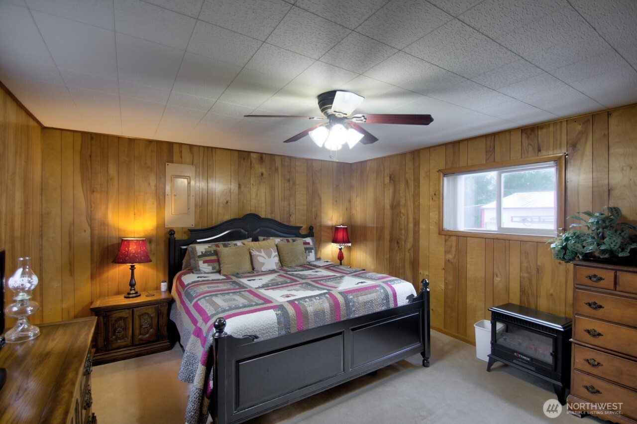 1296 Centralia Alpha Road Chehalis, WA 98532 - Photo 14 of 39 a bedroom with a bed and a lamp with window