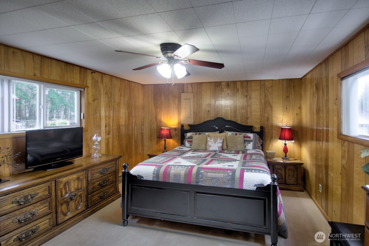 1296 Centralia Alpha Road Chehalis, WA 98532 - Photo 15 of 39 a bedroom with a bed and a flat screen tv