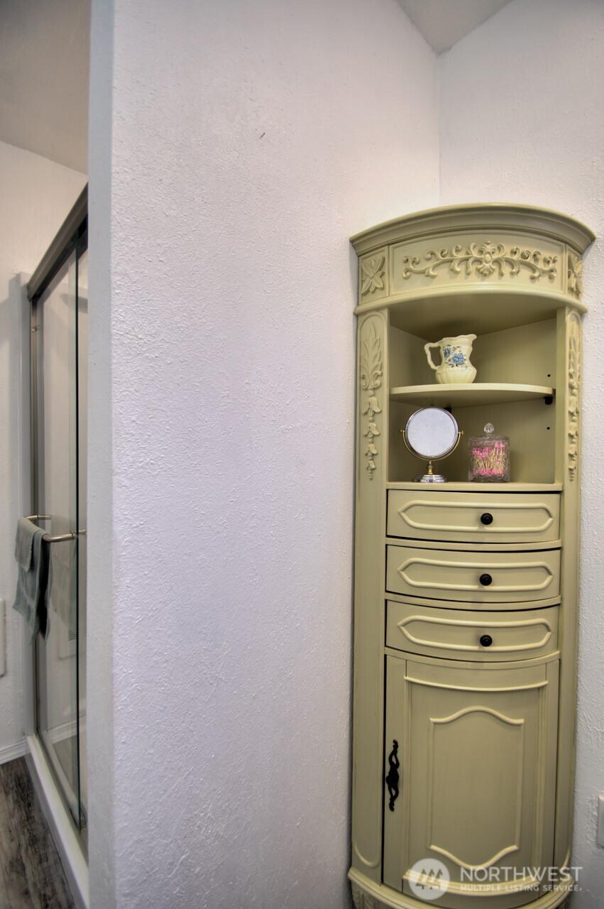 1296 Centralia Alpha Road Chehalis, WA 98532 - Photo 18 of 39 a close view of dresser