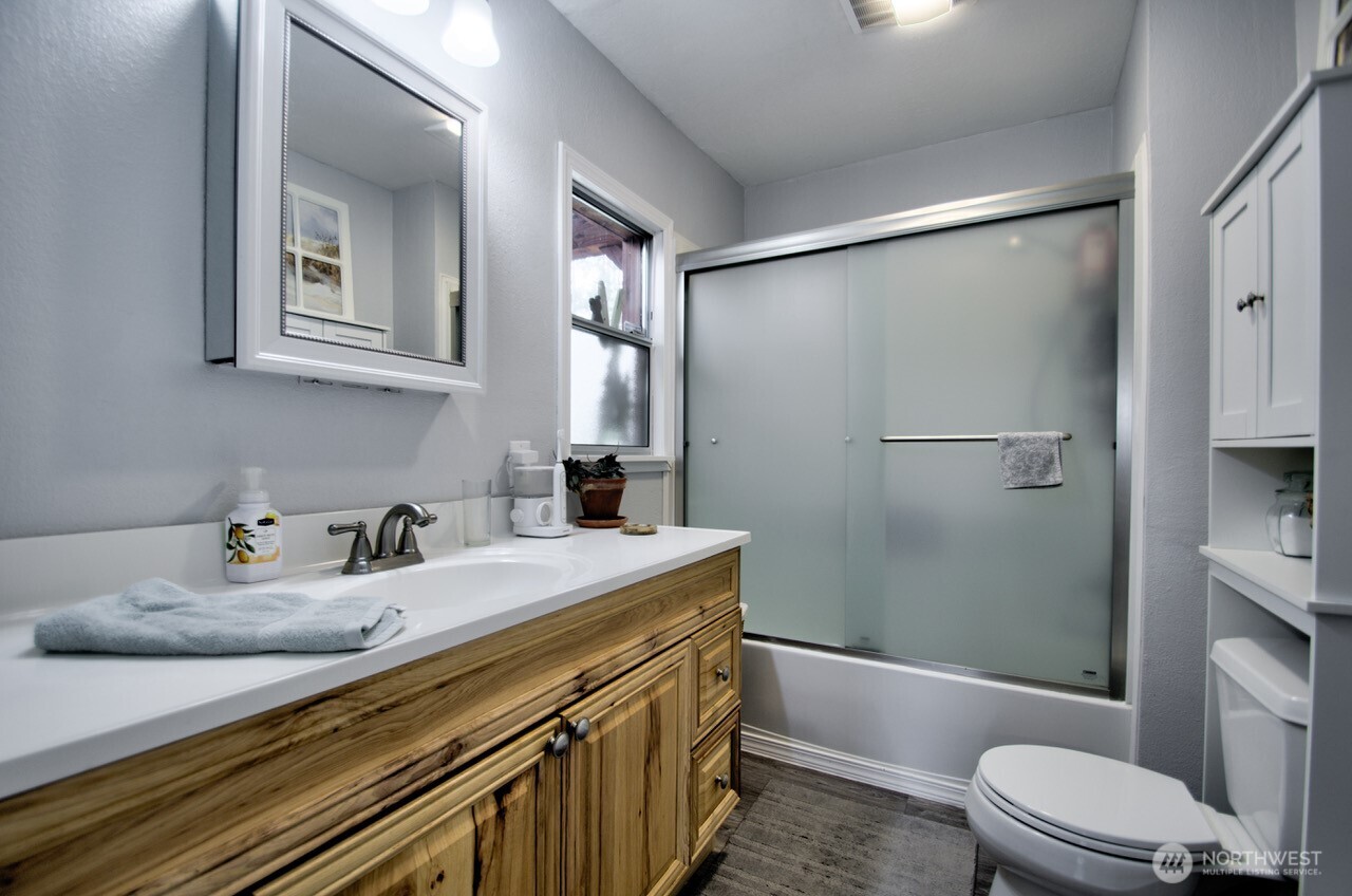 1296 Centralia Alpha Road Chehalis, WA 98532 - Photo 22 of 39 a bathroom with a sink a toilet and shower