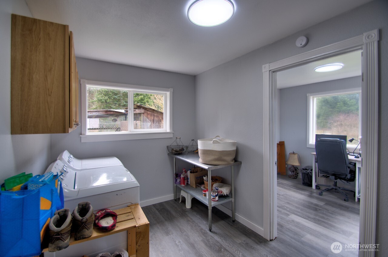 1296 Centralia Alpha Road Chehalis, WA 98532 - Photo 26 of 39 a kids room with toys and wooden floor