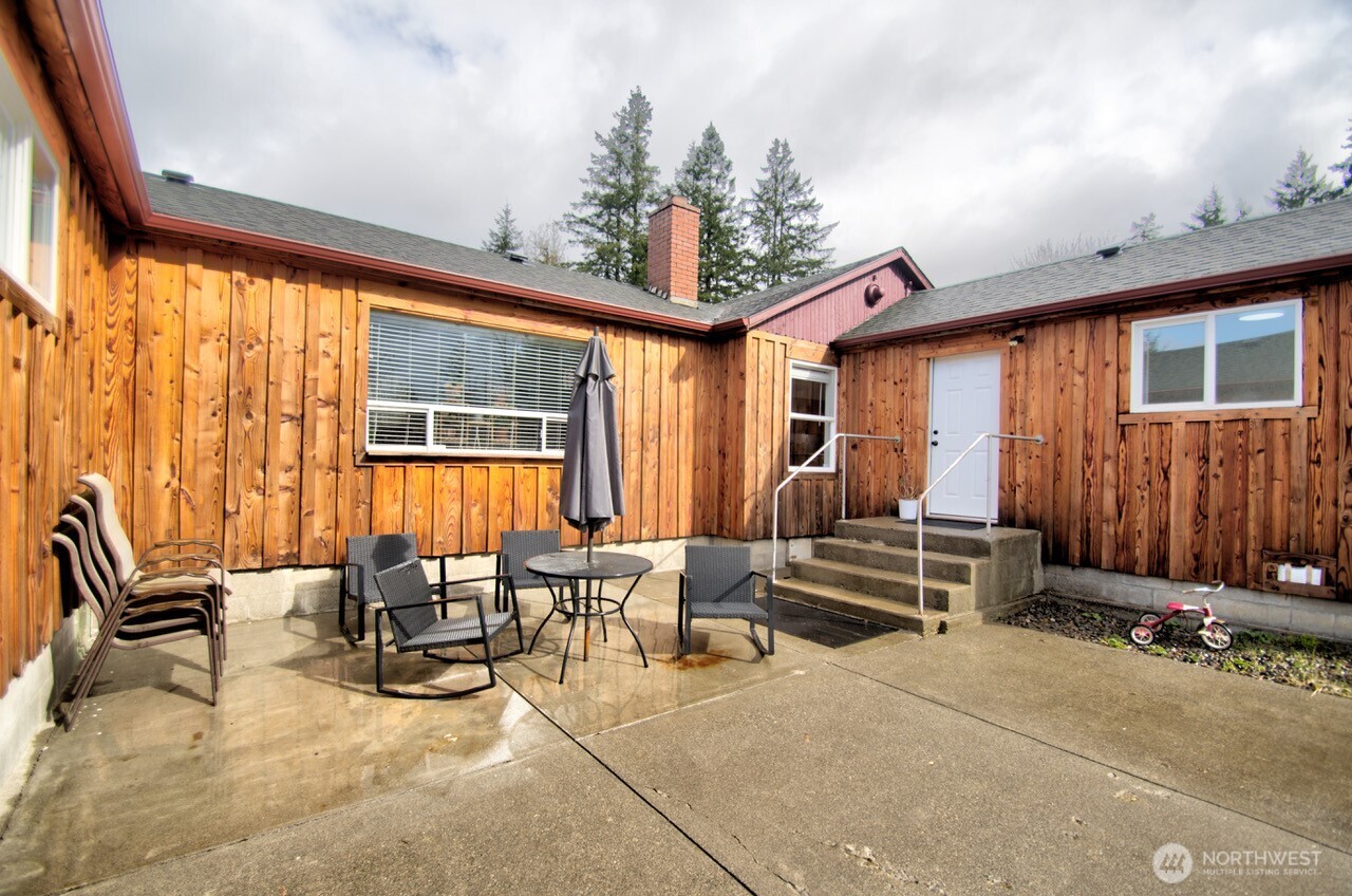 1296 Centralia Alpha Road Chehalis, WA 98532 - Photo 28 of 39 a view of a patio with table and chairs