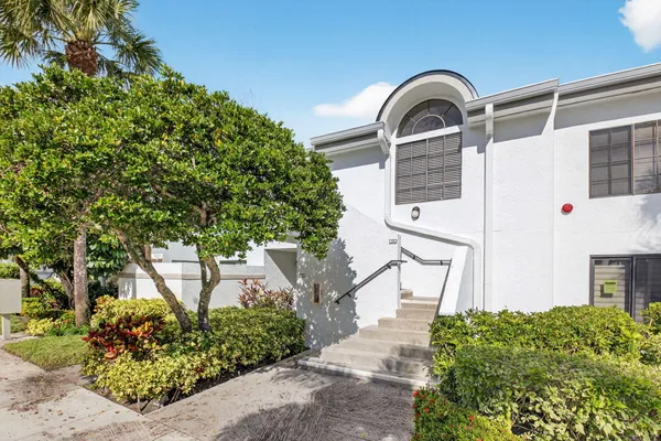 $9,500 | 7455 Glendevon Lane, Unit 206, Delray Beach, FL 33446