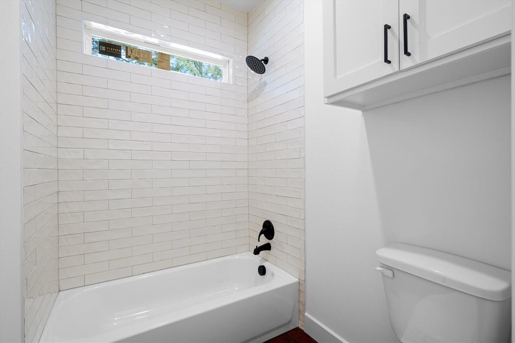 325 Legacy Lane Edgewood, TX 75117 - Photo 33 of 39 a bathroom with a bathtub and a toilet