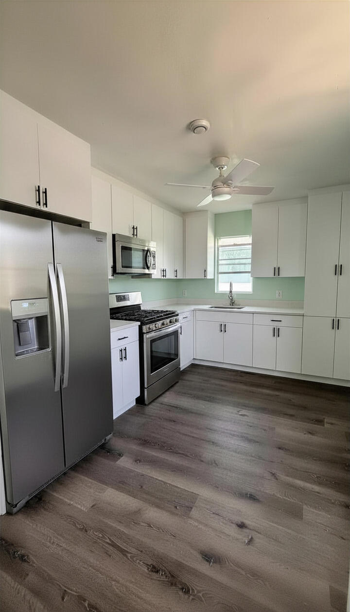 1328 West 6th Street Riviera Beach, FL 33404 - Photo 2 of 7 kitchen with appliances