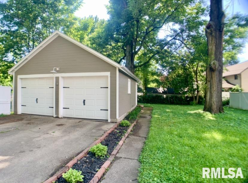 305 South Douglas Avenue Springfield, IL 62704 - Photo 4 of 26