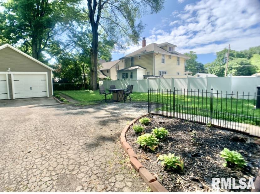305 South Douglas Avenue Springfield, IL 62704 - Photo 5 of 26