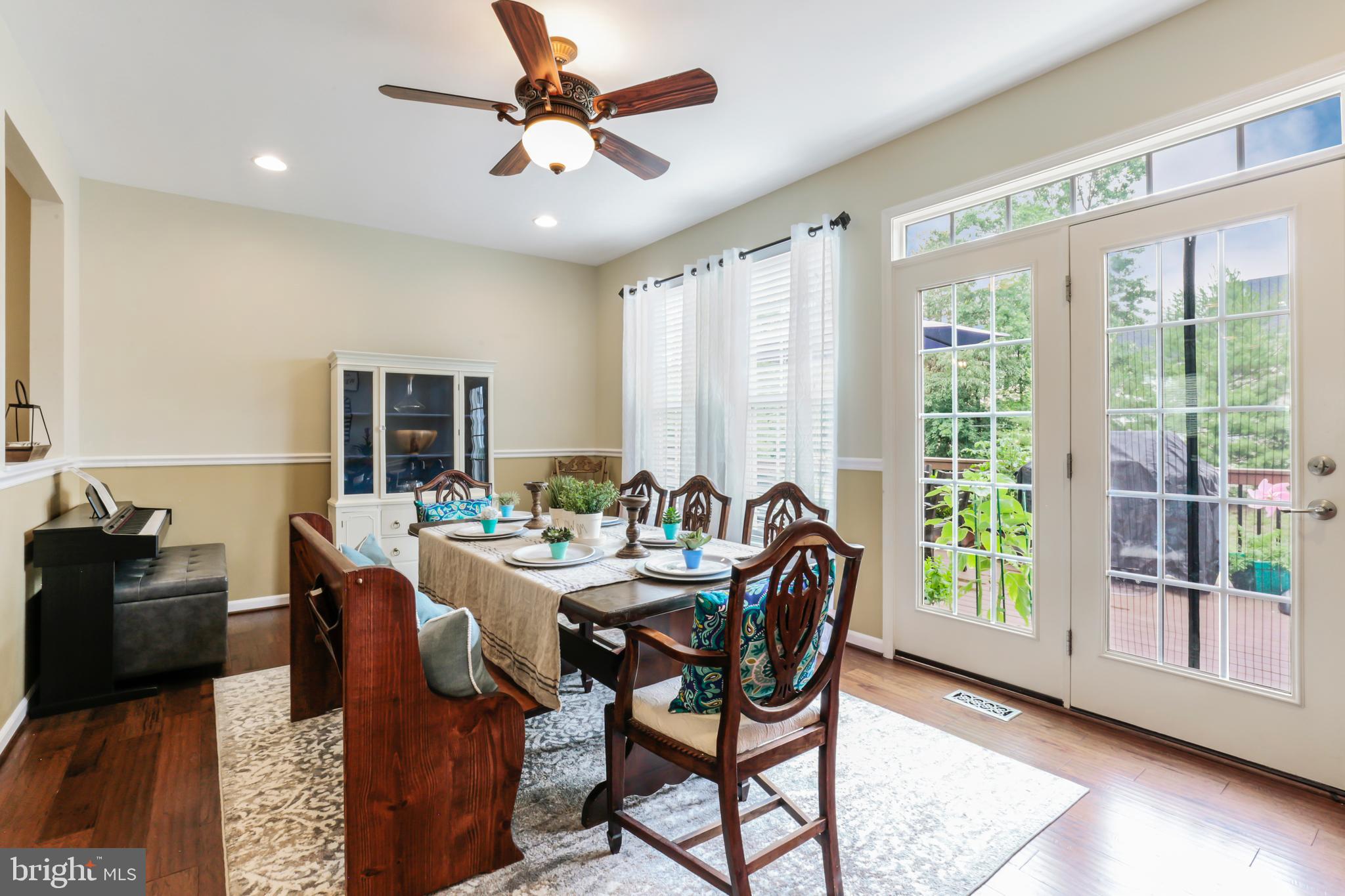 25286 Gothic Square Chantilly, VA 20152 - Photo 13 of 32 ~Abundance of Natural Light~