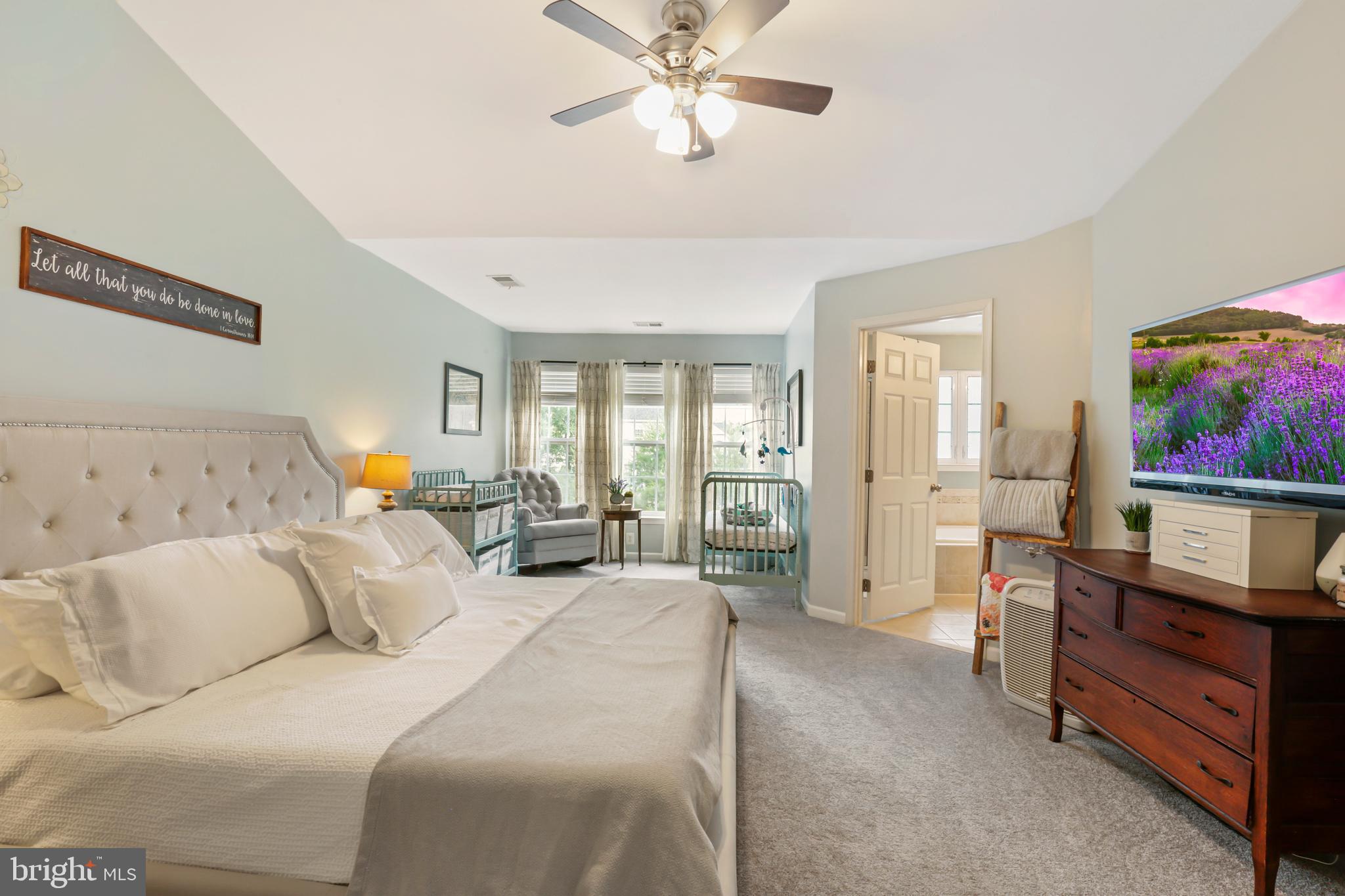 25286 Gothic Square Chantilly, VA 20152 - Photo 20 of 32 ~ Impressive Size Master Bedroom! ~