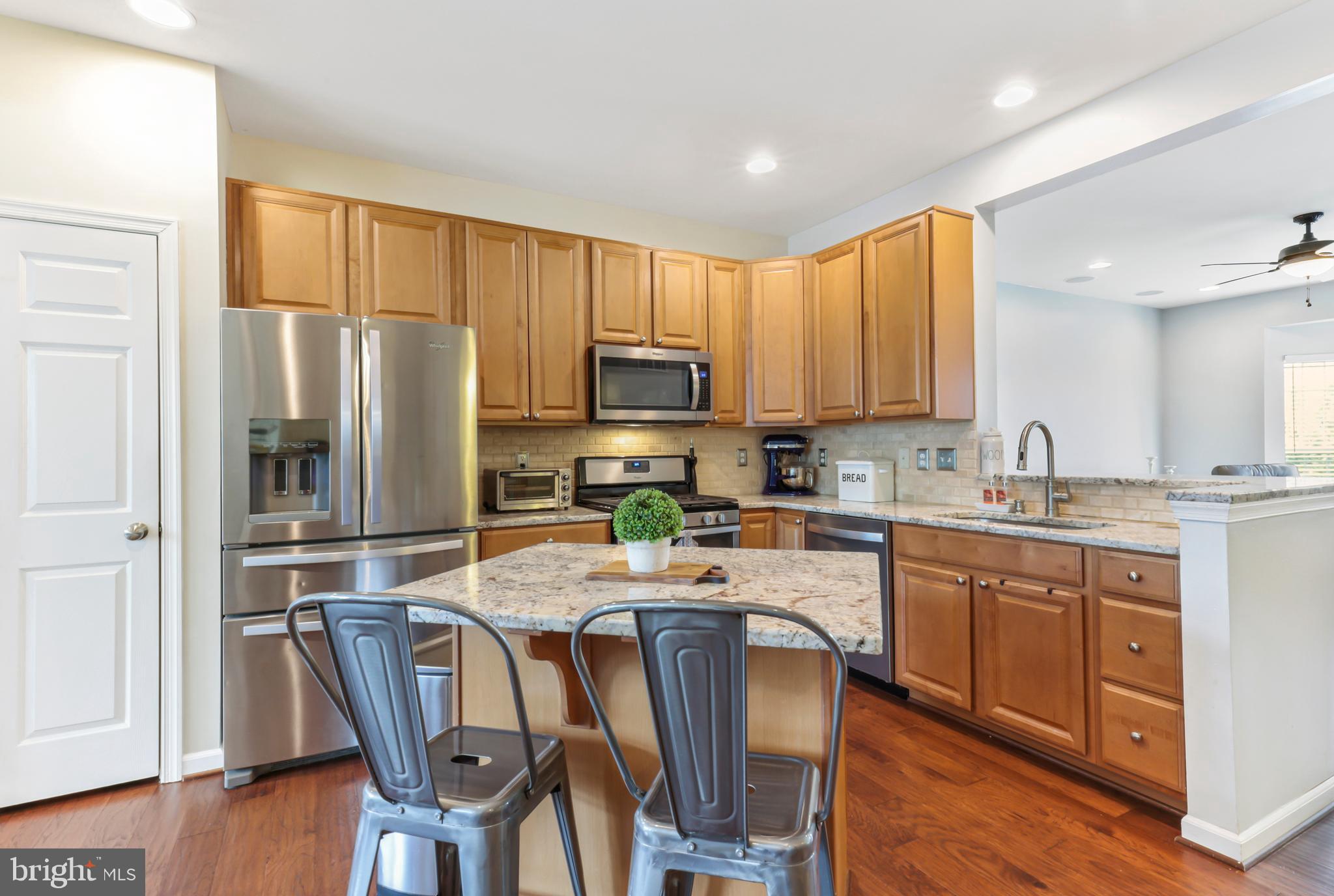 25286 Gothic Square Chantilly, VA 20152 - Photo 5 of 32 ~Eat-in Gourmet Kitchen, Bon Appetit~