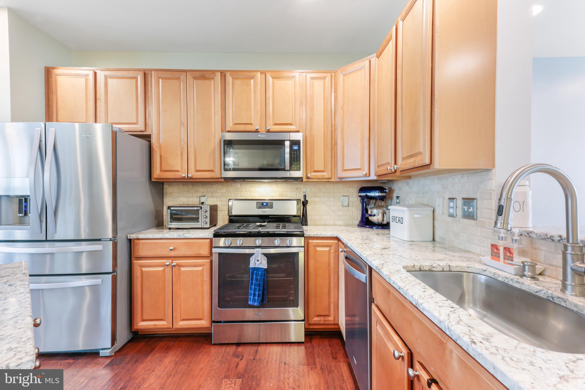 25286 Gothic Square Chantilly, VA 20152 - Photo 6 of 32 ~Hight End Level D Granite & 42" Wall Cabinets~