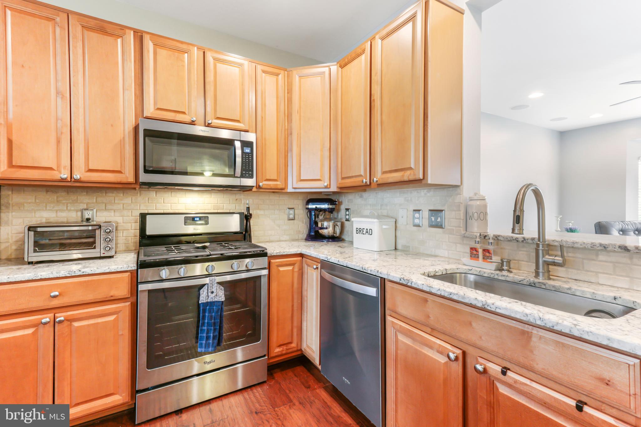 25286 Gothic Square Chantilly, VA 20152 - Photo 7 of 32 ~ Gas Stove for the Chef! Feast on! ~
