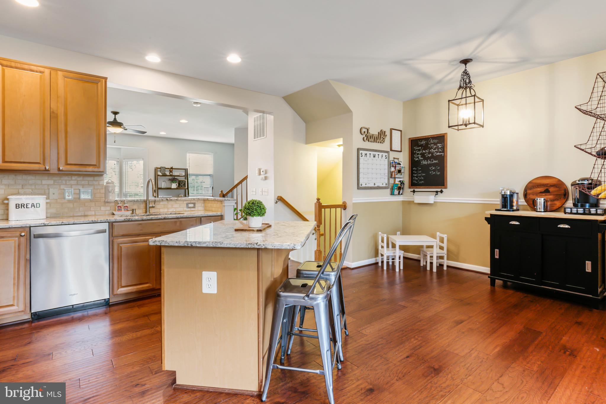 25286 Gothic Square Chantilly, VA 20152 - Photo 10 of 32 ~ Easy Flow Throughout ~
