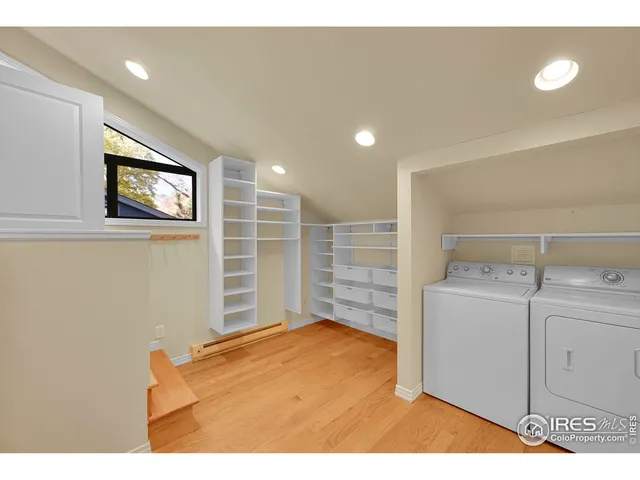 a view of a livingroom with washer and dryer