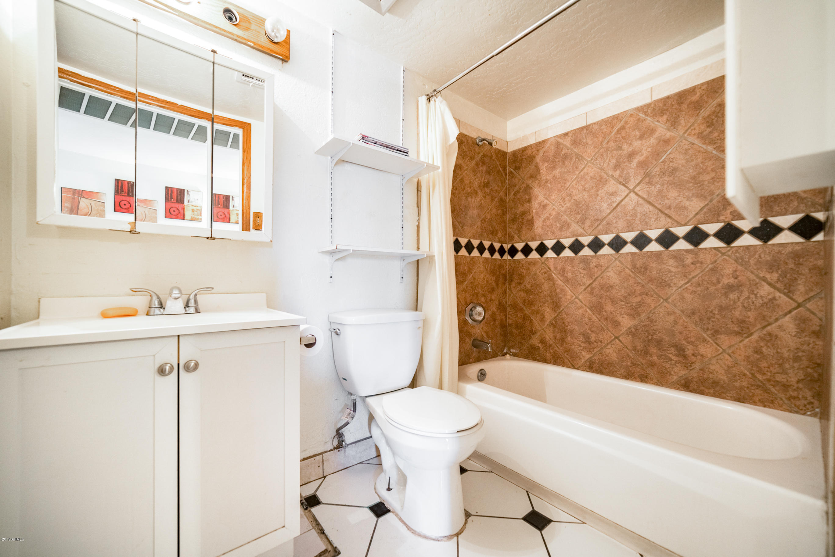 4635 East Wayland Road Phoenix, AZ 85040 - Photo 8 of 30 Hall Bath
