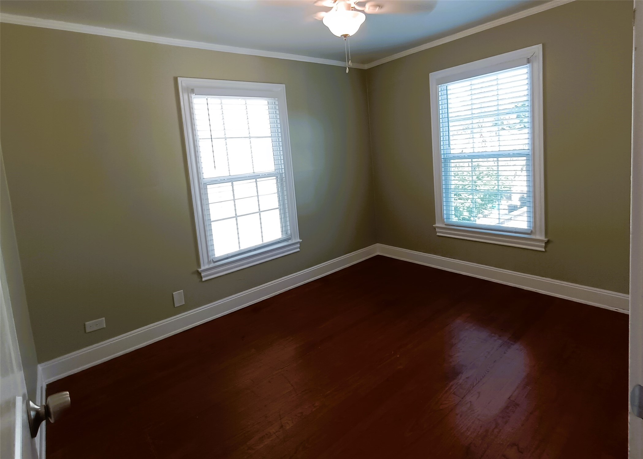 6906 Van Etten Street Houston, TX 77021 - Photo 23 of 30 Bedroom 3 faces Southwest with soft lighting