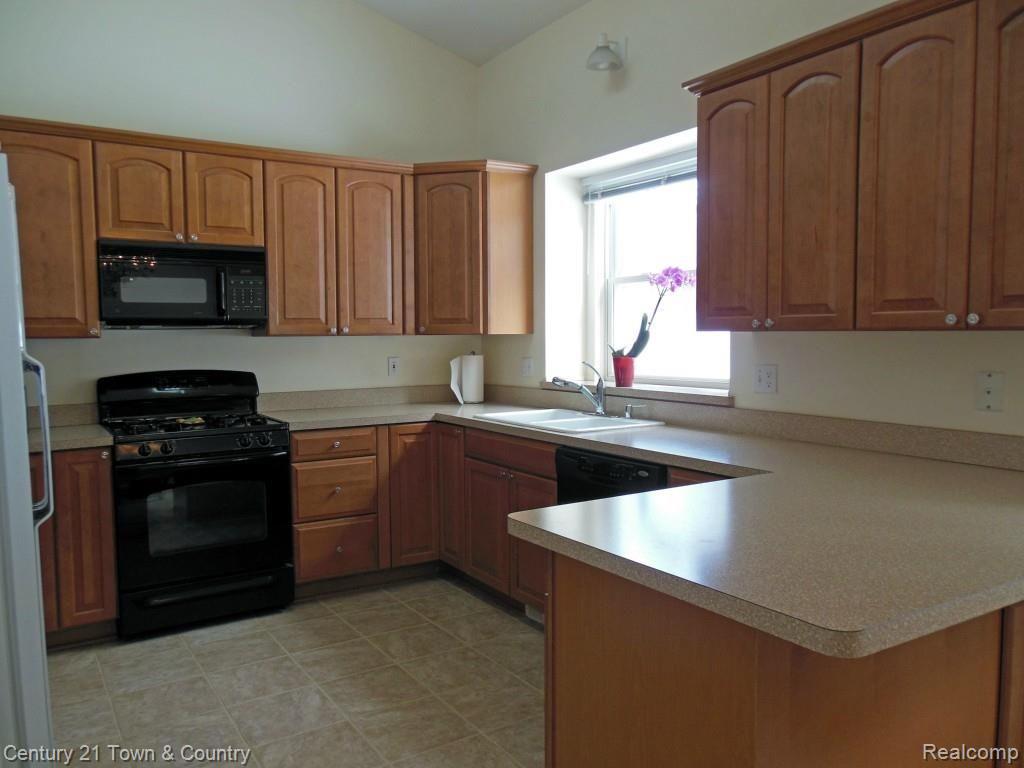 42 Eagle Ridge Road Lake Orion, MI 48360 - Photo 3 of 30