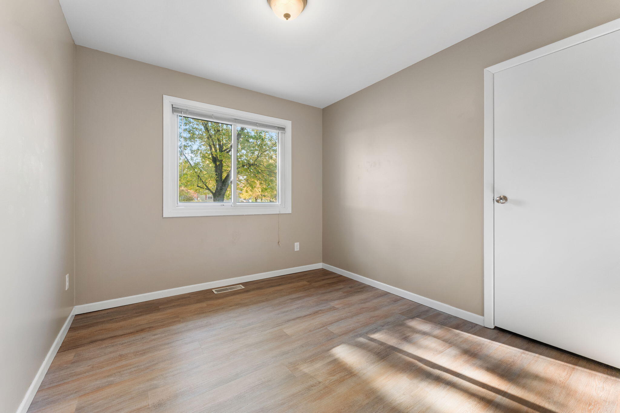 411 Nantucket Road Valparaiso, IN 46385 - Photo 12 of 31 2048x1365