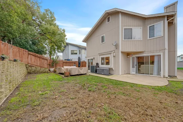 a view of a house with backyard