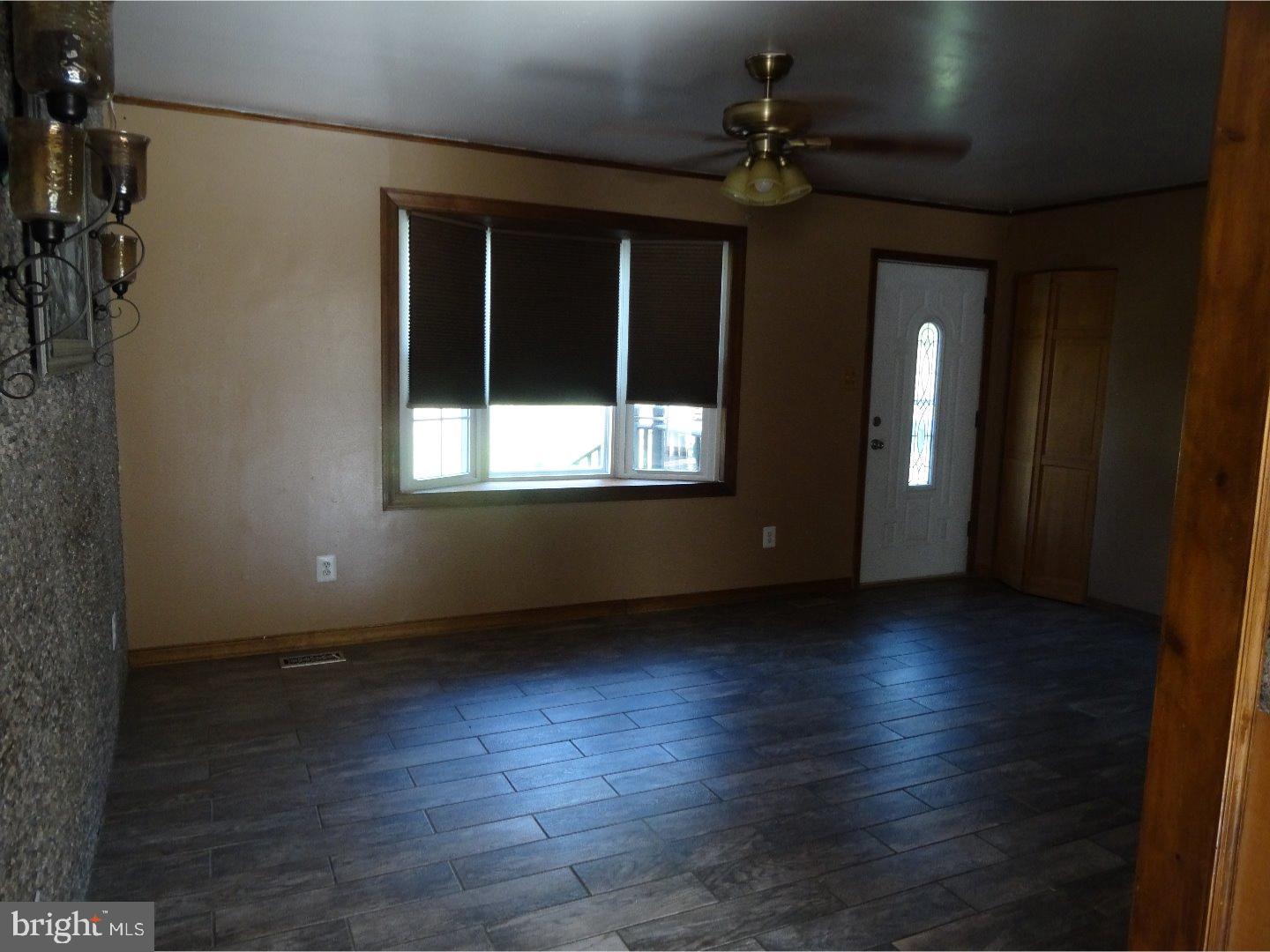 4828 Lake Road Newfield, NJ 08344 - Photo 4 of 9 Living Room