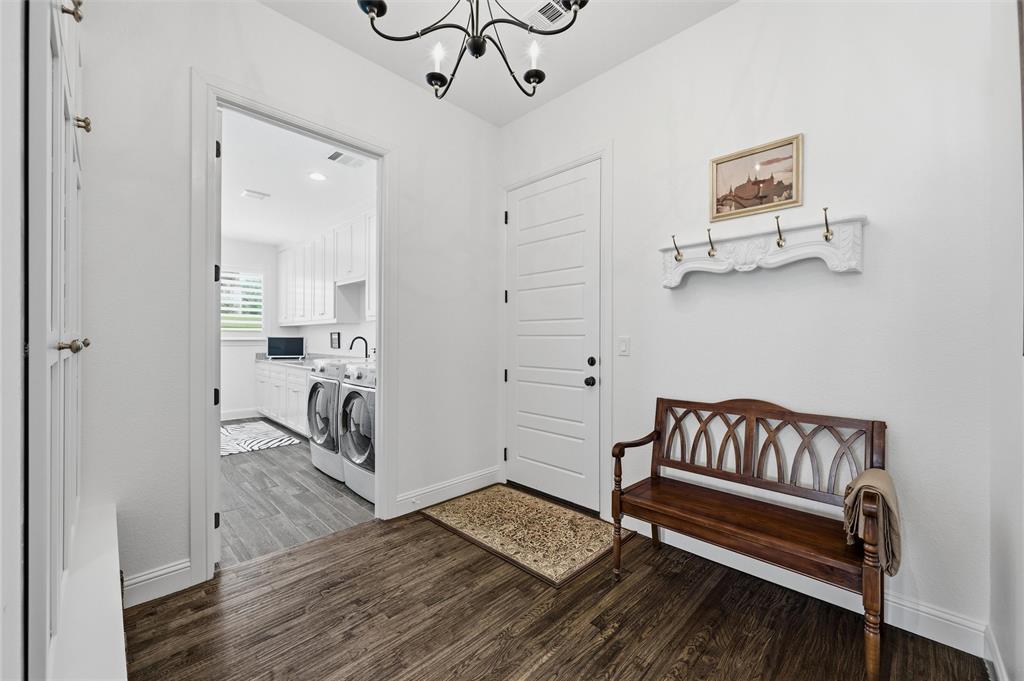 318 Arapahoe Ridge Weatherford, TX 76087 - Photo 24 of 40 Mud room off of garage and laundry room