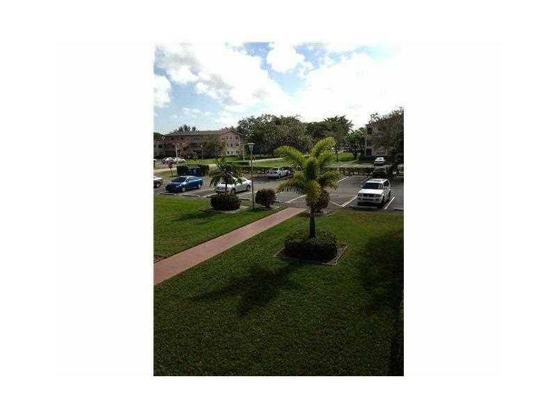 319 Mansfield H, Unit 319 Boca Raton, FL 33434 - Photo 5 of 6 a view of a yard