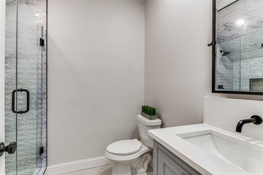 2214 Routh Street, Unit B Dallas, TX 75204 - Photo 14 of 23 1st story full bathroom