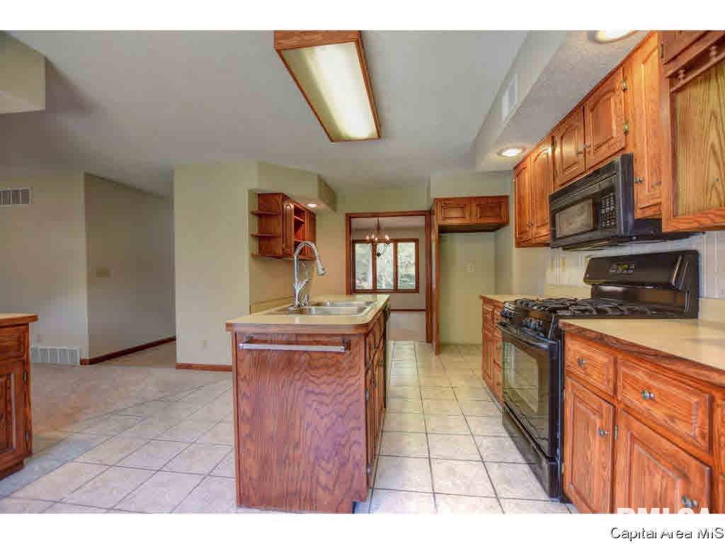 3516 Persimmon Drive Springfield, IL 62712 - Photo 8 of 34 Gallery Image 8