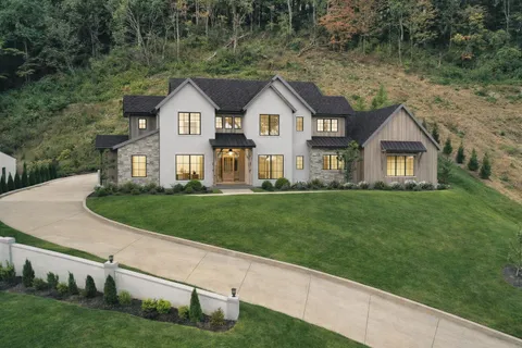 a view of a yard in front of house