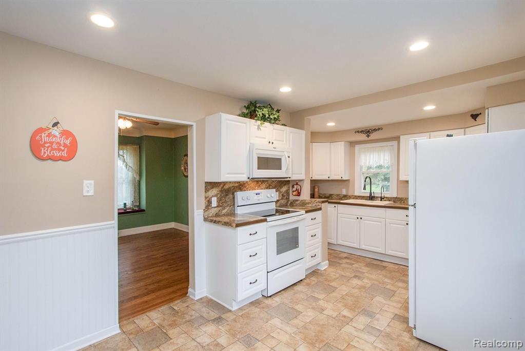 9585 Division Road Casco, MI 48064 - Photo 9 of 30