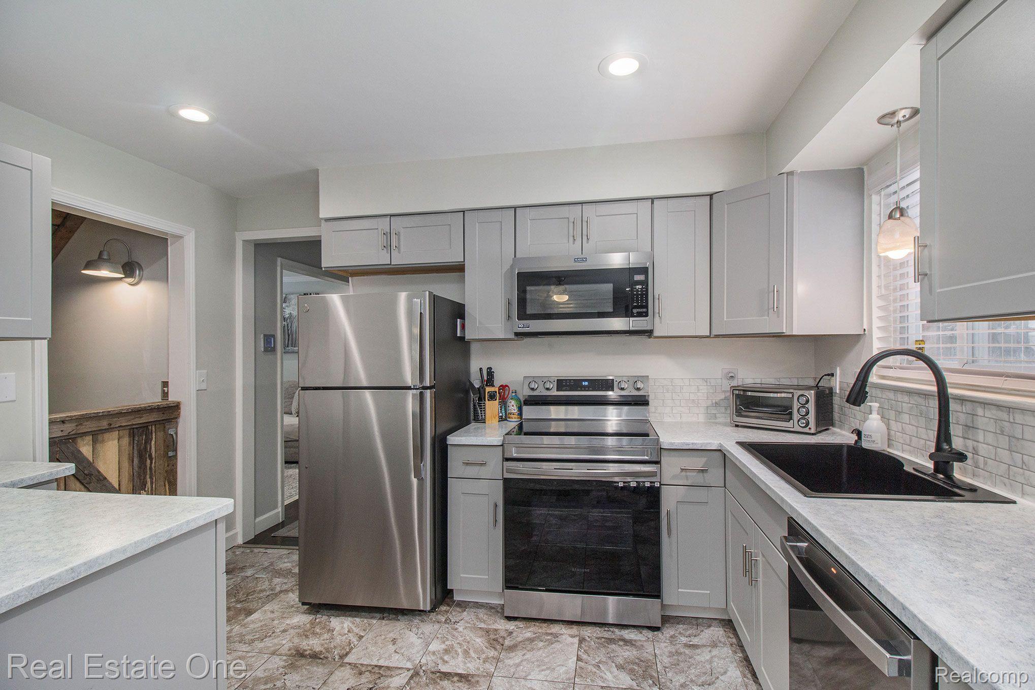 32369 Kelly Road Fraser, MI 48026 - Photo 5 of 16 SPACIOUS KITCHEN WORK AREA