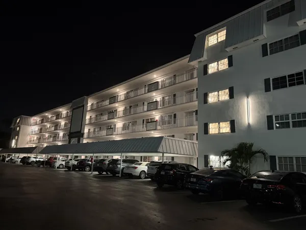 $2,900 | 300 John F Kennedy Drive, Unit PH8, Atlantis, FL 33462