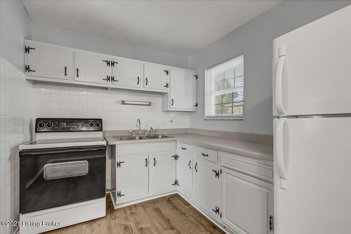 334 Meadowood Road Louisville, KY 40229 - Photo 10 of 26 KItchen