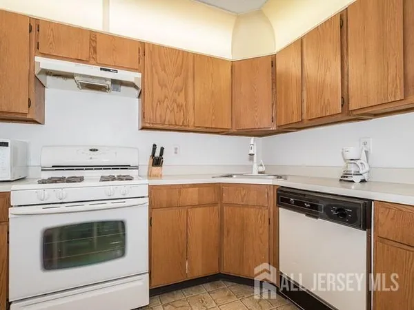 $2,600 | 395 Lancaster Court, Piscataway, NJ 08854