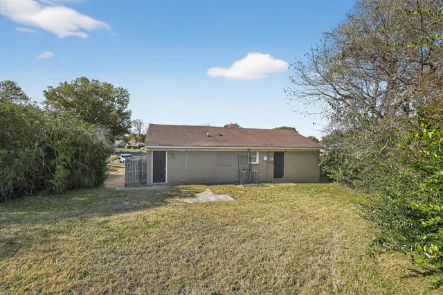 a view of a house with a yard