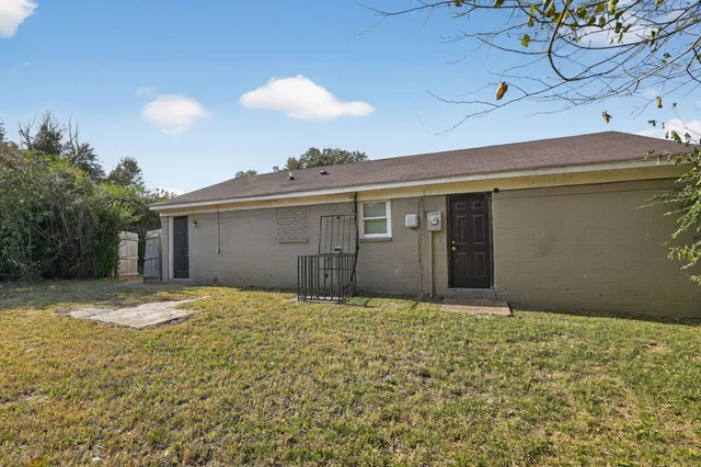 a house view with a outdoor space