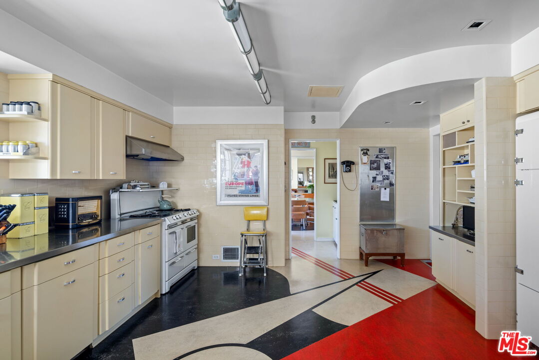 3814 Amesbury Road Los Angeles, CA 90027 - Photo 19 of 57
