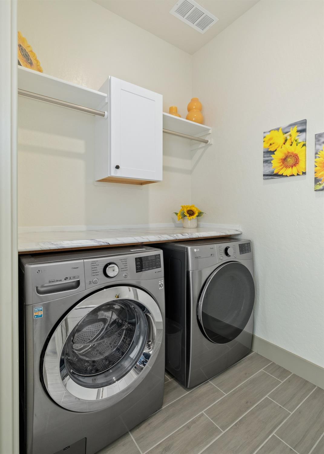 859 Maclure Avenue Madera, CA 93636 - Photo 31 of 53 a utility room with dryer and washer