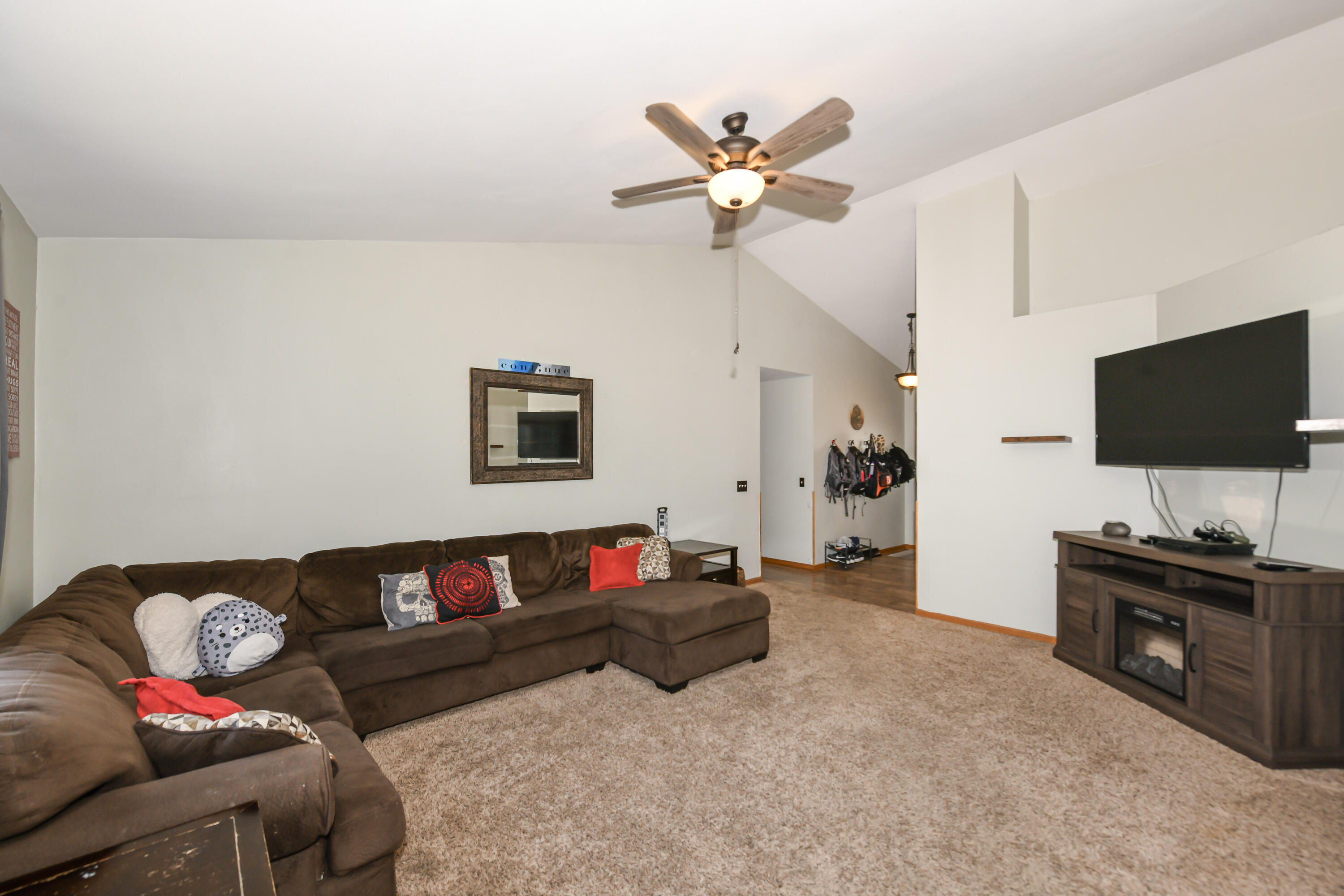 607 Stephanie Street Rochester, WI 53105 - Photo 5 of 25 Living room