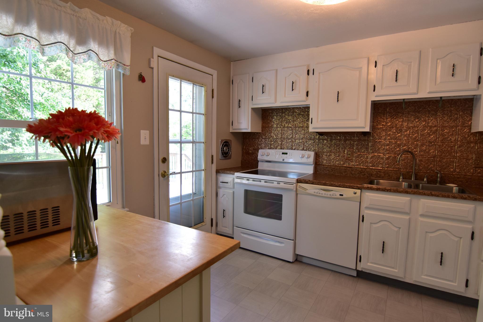 126 Magnolia Road Sterling, VA 20164 - Photo 5 of 21 Kitchen