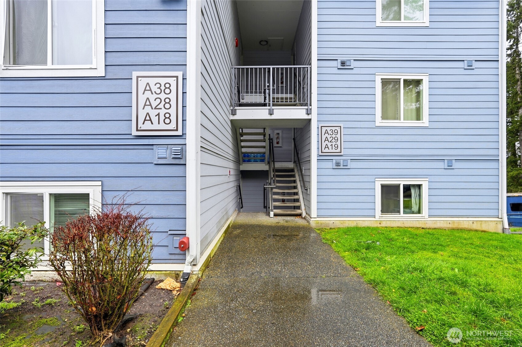 2531 South 248th Street, Unit A18 Kent, WA 98032 - Photo 2 of 28 a front view of a house with garden