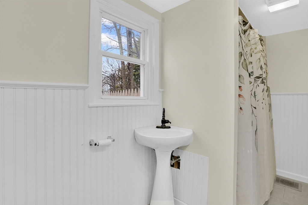 86 Albert Street West Springfield, MA 01089 - Photo 24 of 32