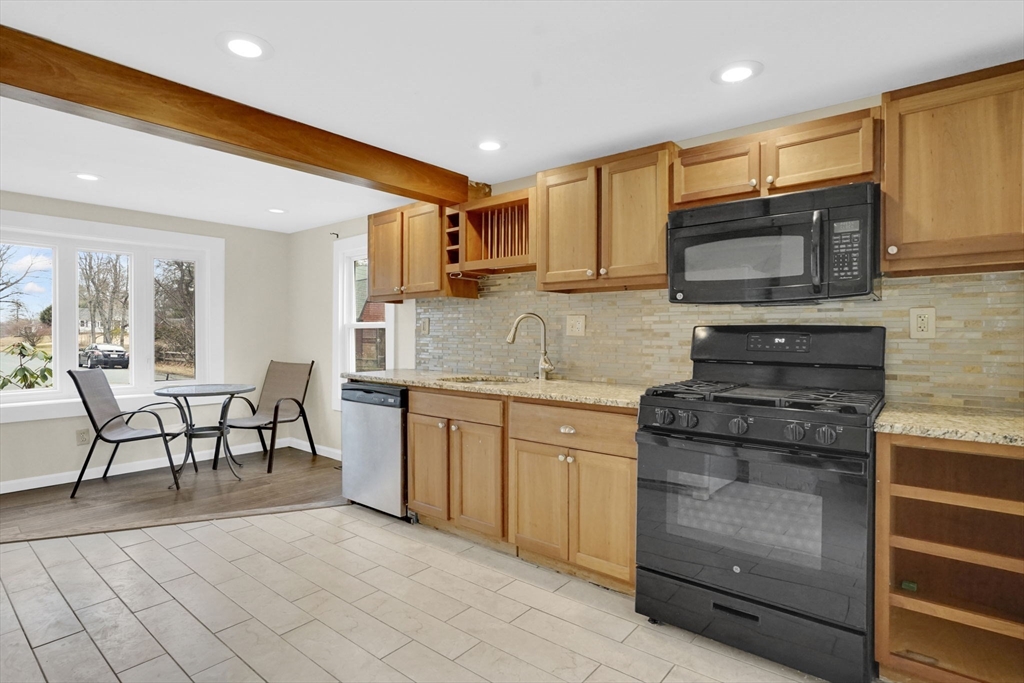 86 Albert Street West Springfield, MA 01089 - Photo 10 of 32