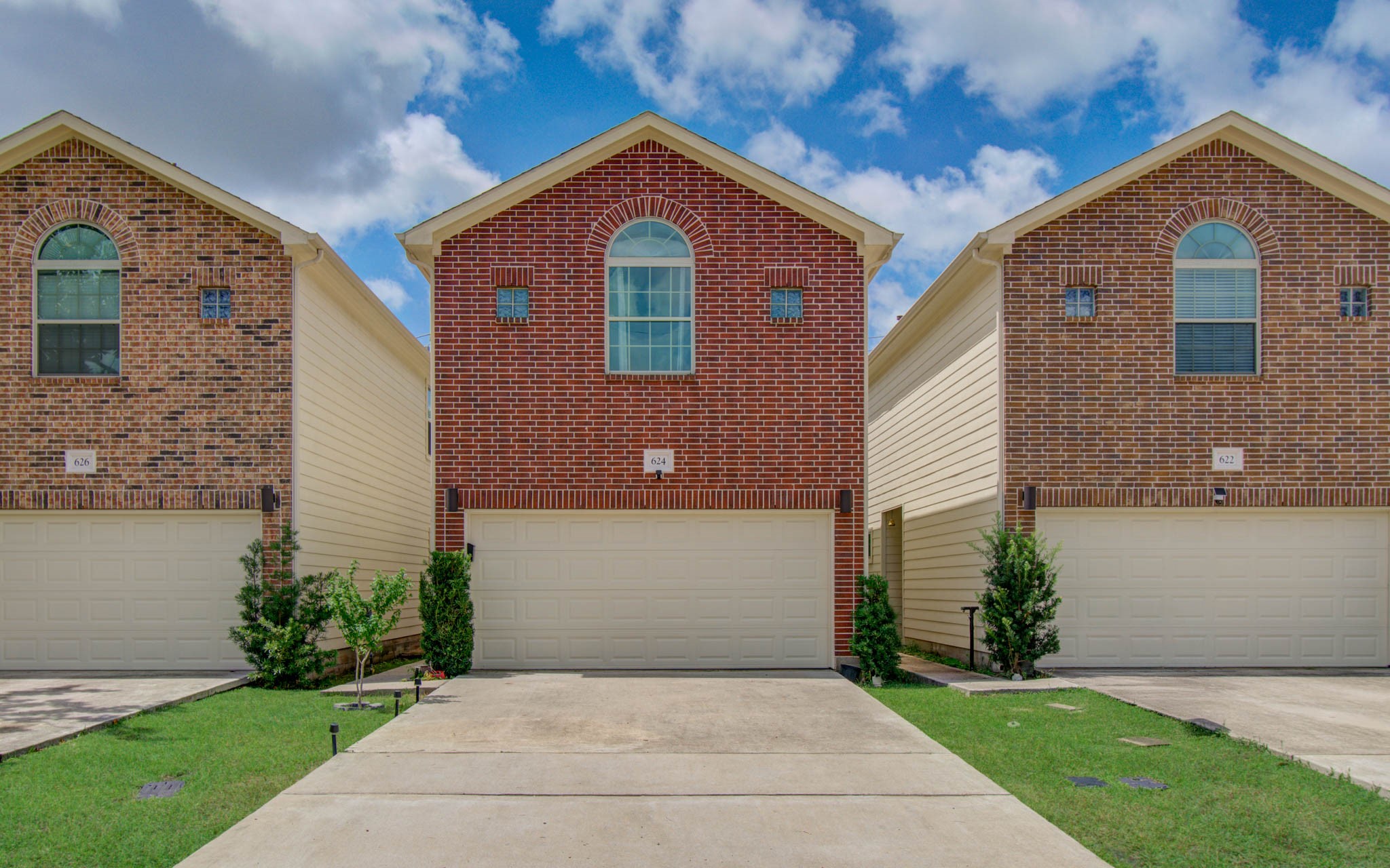 624 East 39th Street Houston, TX 77022 - Photo 1 of 37 a front view of a house with a yard